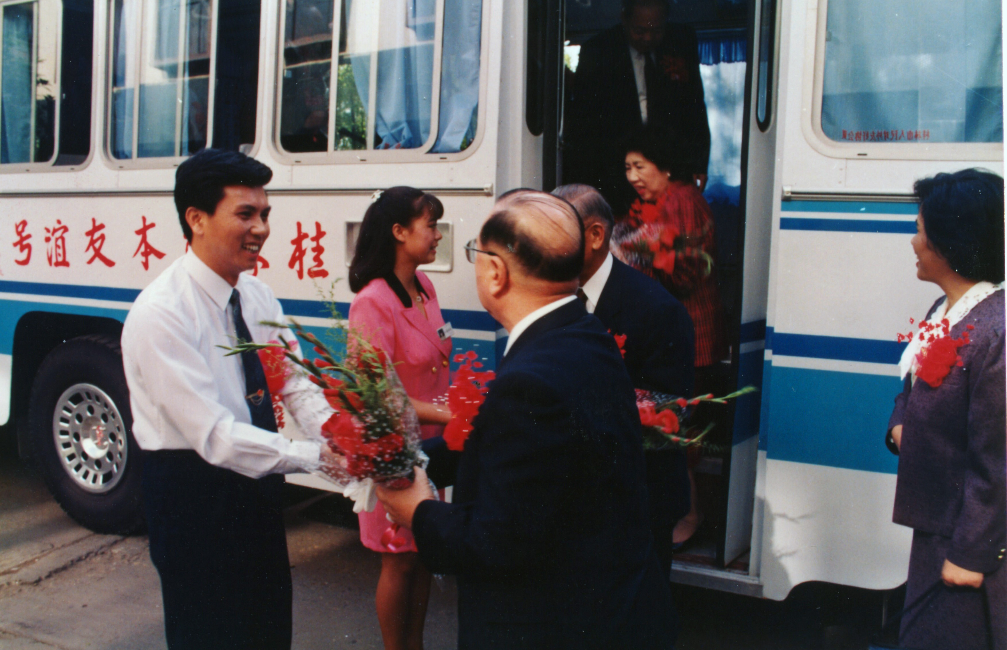 桂林市市長(zhǎng)與熊本市市長(zhǎng)乘坐熊本號(hào)車！.jpg